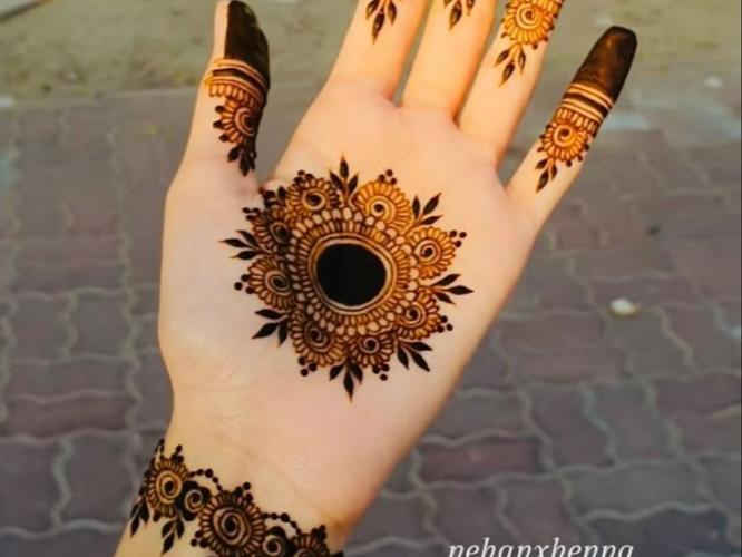 Karwa Chauth 2025 : हातावर काढा सोप्या सर्कल मेहंदी डिजाइन्स; १० सुंदर नक्षी-हात दिसतील देखणे Karwa Chauth 2025 : हातावर काढा सोप्या सर्कल मेहंदी डिजाइन्स; १० सुंदर नक्षी-हात दिसतील देखणे