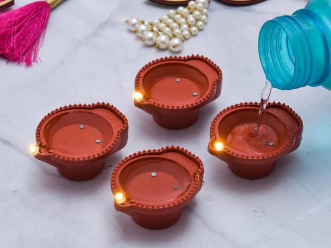 Diwali 2025 : दिवाळीत पाण्यावर लावा दिवे, ना तेल वाया जाणार-ना तूप, घर उजळून जाईल प्रकाशाने