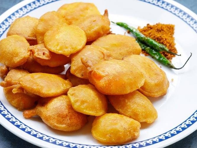 बटाट्याची भजी तेलकट-मऊ होतात? ७ ट्रिक्स, विकतसारखी कुरकुरीत, खमंग भजी करा घरीच