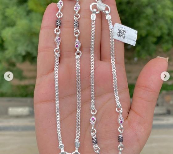 रोज वापरण्यासाठी चांदीच्या पैंजणांचे १० नाजूक डिझाइन्स, पाय दिसतील शोभून-वापरताही येतील सहज रोज वापरण्यासाठी चांदीच्या पैंजणांचे १० नाजूक डिझाइन्स, पाय दिसतील शोभून-वापरताही येतील सहज