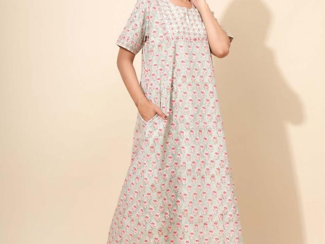 गबाळ्यासारखा गाऊन घालणं सोडा; घरात वापरायला घ्या कॉटनचे मॅक्सी ड्रेसेस; १० नवीन पॅटर्न्स