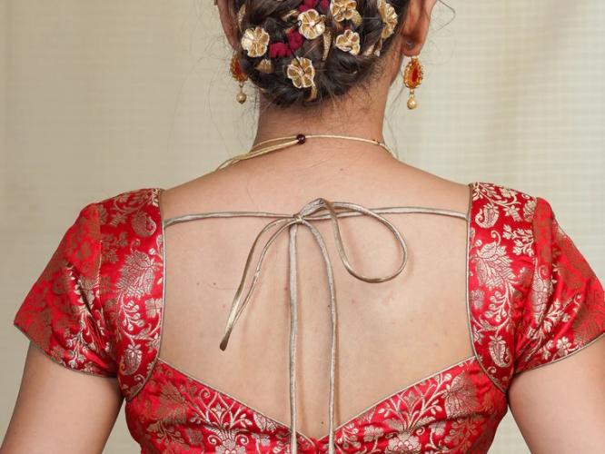 काठापदराच्या साड्यांवर शोभून दिसणारे ८ सुंदर ब्लाऊज, मागच्या गळ्याचे सुंदर डिझाइन्स-अनेक साड्यांवर मॅचिंग काठापदराच्या साड्यांवर शोभून दिसणारे ८ सुंदर ब्लाऊज, मागच्या गळ्याचे सुंदर डिझाइन्स-अनेक साड्यांवर मॅचिंग