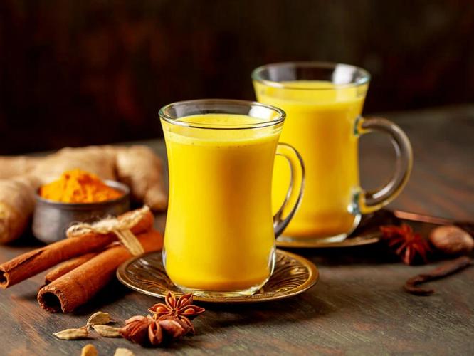 थंडीत हळदीचं दूध घेताय? हळद दूध बनवण्याची योग्य पद्धत पाहा; खोकला-सर्दी दूर होईल थंडीत हळदीचं दूध घेताय? हळद दूध बनवण्याची योग्य पद्धत पाहा; खोकला-सर्दी दूर होईल