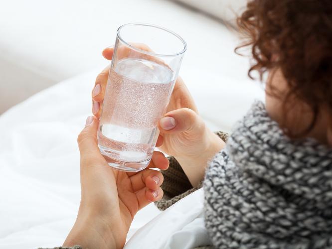 थंडीत कोमट पाणी प्यायल्यानं वजन कमी होतं? वेट लॉससाठी जेवल्यानंतर गरम पाणी प्यावं का?