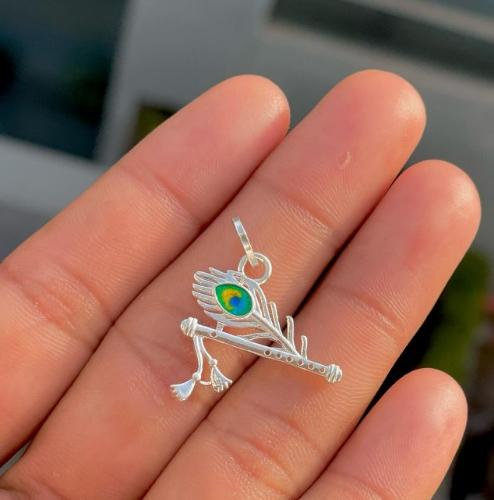 चांदीचे सुंदर, नाजूक पेंडंट; १० युनिक पॅटर्न्स-चेनमध्ये घाला किंवा काळ्या धाग्यात; आकर्षक दिसतील. चांदीचे सुंदर, नाजूक पेंडंट; १० युनिक पॅटर्न्स-चेनमध्ये घाला किंवा काळ्या धाग्यात; आकर्षक दिसतील.