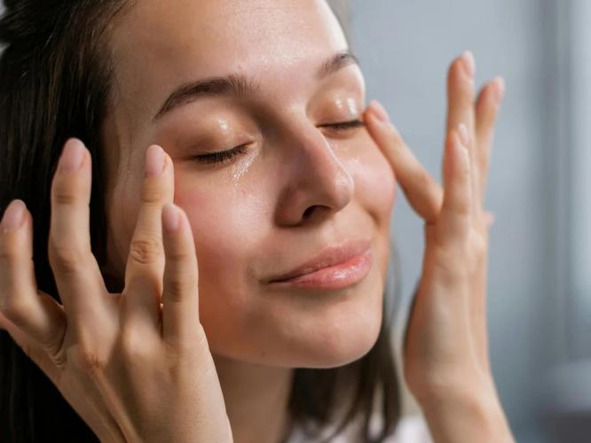 थंडीमुळे चेहरा निस्तेज-काळपट झाला? रात्री झोपाताना 'हे' तेल चेहऱ्याला लावा, सकाळी ग्लो येईल