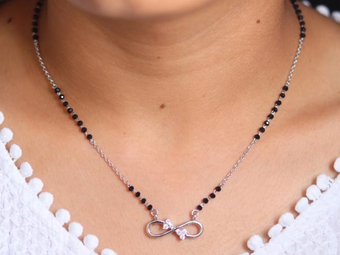 चांदीच्या मंगळसुत्राच्या ८ आकर्षक डिझाईन्स; गळ्यात घाला नाजूक, सुंदर दागिना