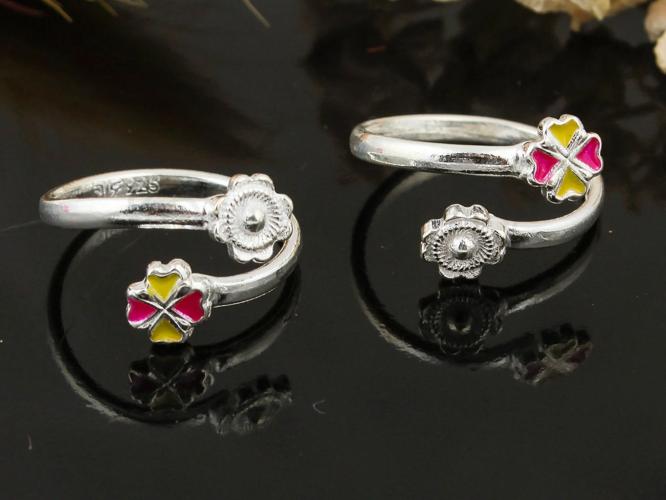 Silver Toe Ring Designs : नुकतंच लग्न झालं, पायात घालायची आहेत चांदीची जोडवी; पाहा ८ युनिक ट्रेडिंग डिझाईन्स Silver Toe Ring Designs : नुकतंच लग्न झालं, पायात घालायची आहेत चांदीची जोडवी; पाहा ८ युनिक ट्रेडिंग डिझाईन्स