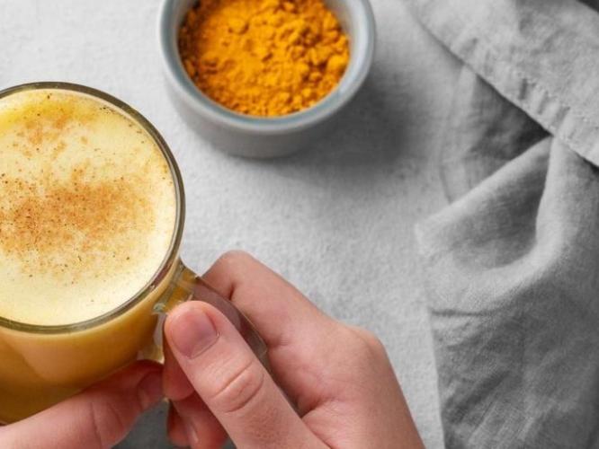 नुसतं गरम दुधात हळद घालून पिण्याचा फायदा नाही, रोज 'या' पद्धतीनं हळद दूध बनवा, तब्येतीसाठी अमृत