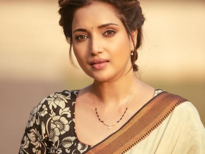 सेलिब्रिटींनी घातलेली खास मंगळसूत्र पाहा; १० नाजूक, सुंदर मंगळसूत्र, गळ्यात दिसतील शोभून सेलिब्रिटींनी घातलेली खास मंगळसूत्र पाहा; १० नाजूक, सुंदर मंगळसूत्र, गळ्यात दिसतील शोभून