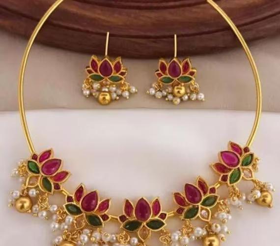 कमळाचे नाजूक नेकलेस डिझाईन्स; ७ पॅटर्न्स, साडी-कुर्ता कशावरही वापरा, गळ्यात उठून दिसेल कमळाचे नाजूक नेकलेस डिझाईन्स; ७ पॅटर्न्स, साडी-कुर्ता कशावरही वापरा, गळ्यात उठून दिसेल