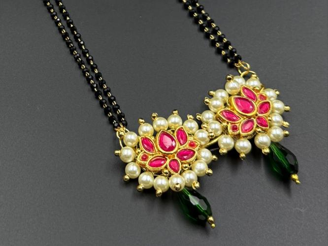 मराठमोळ्या लोटस मंगळसूत्राचा खास ट्र्रेंड; १० सुंदर डिझाईन्स-साडीत युनिक, मॉडर्न लूक येईल मराठमोळ्या लोटस मंगळसूत्राचा खास ट्र्रेंड; १० सुंदर डिझाईन्स-साडीत युनिक, मॉडर्न लूक येईल