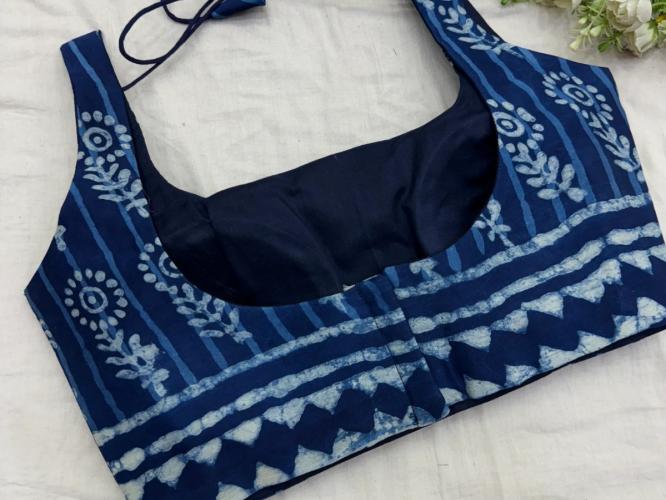 स्लिव्ह्जलेस ब्लाऊजचे १० नवे पॅटर्न, उन्हाळ्यासाठी खास स्टायलिश लूक-सिंपल तरी स्मार्ट स्लिव्ह्जलेस ब्लाऊजचे १० नवे पॅटर्न, उन्हाळ्यासाठी खास स्टायलिश लूक-सिंपल तरी स्मार्ट