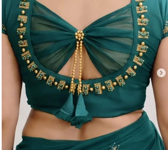 लग्नाच्या सिझनसाठी ब्लाऊजच्या गळ्याचे नवीन पॅटर्न्स; १० ट्रेंडी डिजाईन्स, साडीत स्टायलिश-युनिक दिसाल लग्नाच्या सिझनसाठी ब्लाऊजच्या गळ्याचे नवीन पॅटर्न्स; १० ट्रेंडी डिजाईन्स, साडीत स्टायलिश-युनिक दिसाल