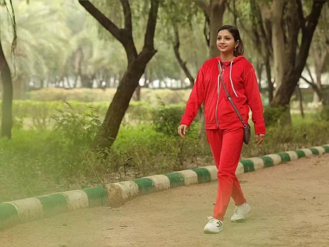 रोज १० हजार पाऊलं चालल्यानं नेमकं किती किलोमीटर चालण्याचा व्यायाम होतो? रोज १० हजार पाऊलं चालल्यानं नेमकं किती किलोमीटर चालण्याचा व्यायाम होतो?