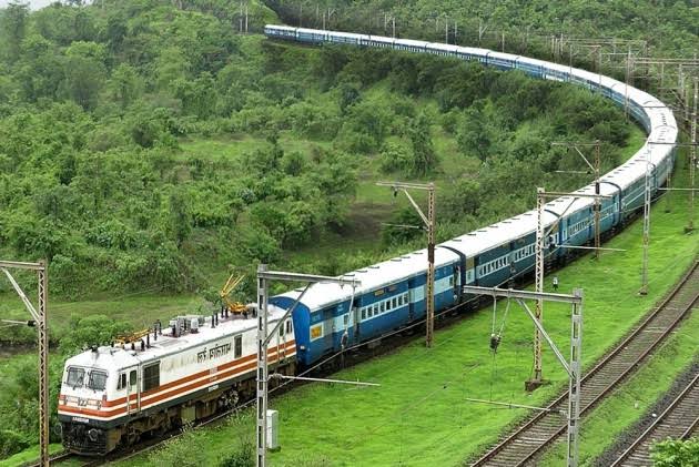 Passenger death due to throw from the 'Goa Express' by drinked personone arrested | दारूच्या नशेत प्रवाशाला 'गोवा एक्सप्रेस'मधून फेकलं; प्रवाशाचा जागेवरच मृत्यू, एकास अटक Passenger death due to throw from the 'Goa Express' by drinked personone arrested | दारूच्या नशेत प्रवाशाला 'गोवा एक्सप्रेस'मधून फेकलं; प्रवाशाचा जागेवरच मृत्यू, एकास अटक