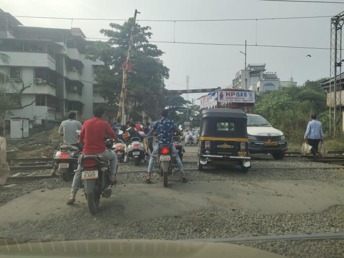 Titwala railway gate crossing leads to road accident | टिटवाळा रेल्वे फाटक क्रॉसिंग रस्ता ठरतोय अपघातास कारणीभूत Titwala railway gate crossing leads to road accident | टिटवाळा रेल्वे फाटक क्रॉसिंग रस्ता ठरतोय अपघातास कारणीभूत