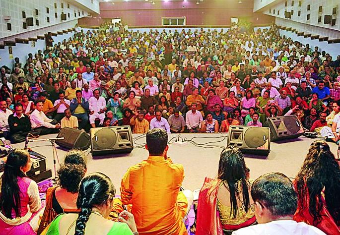 Diwali dawn grips with swaroop vowels | स्वरवेधच्या स्वरयात्रेने गंधाळली दिवाळी पहाट Diwali dawn grips with swaroop vowels | स्वरवेधच्या स्वरयात्रेने गंधाळली दिवाळी पहाट