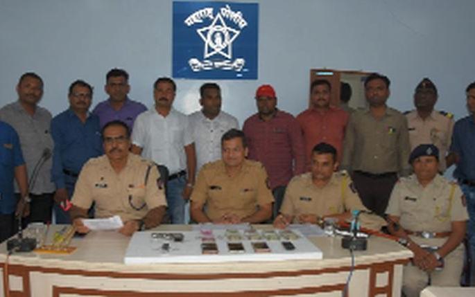 Martyr with mercurial robbery | व्यापाऱ्यास लुटणारे दरोडेखोर मुद्देमालासह शिताफीने जेरबंद