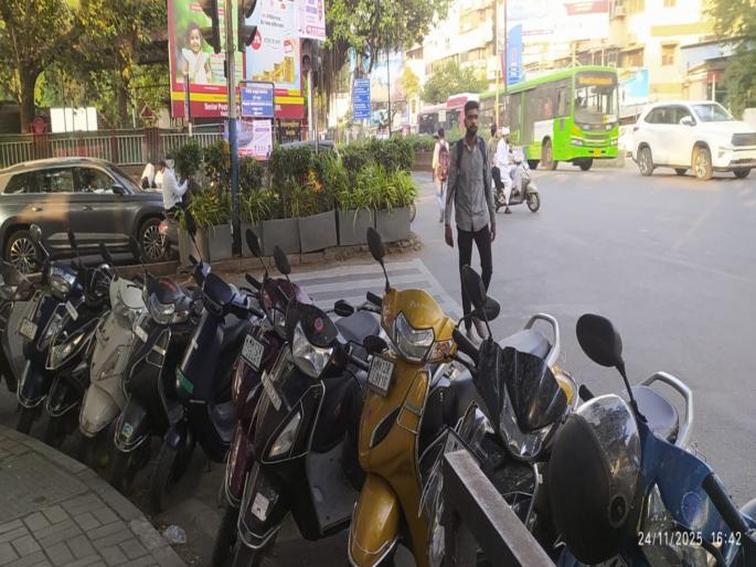 pune news illegal parking surrounds Police Commissionerate; Traffic police, who are taking action across the city, turn a blind eye | पोलिस आयुक्तालयाला बेकायदा पार्किंगचा वेढा; शहरभर कारवाई करणाऱ्या वाहतूक पोलिसांची डोळेझाक