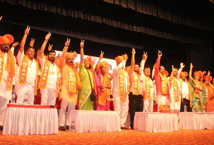 Rebellion is unavoidable when it comes to nomination of army orchards | शिवसेनेत आलेल्या रश्मी बागलांना उमेदवारी दिल्यास बंडखोरी अटळ Rebellion is unavoidable when it comes to nomination of army orchards | शिवसेनेत आलेल्या रश्मी बागलांना उमेदवारी दिल्यास बंडखोरी अटळ