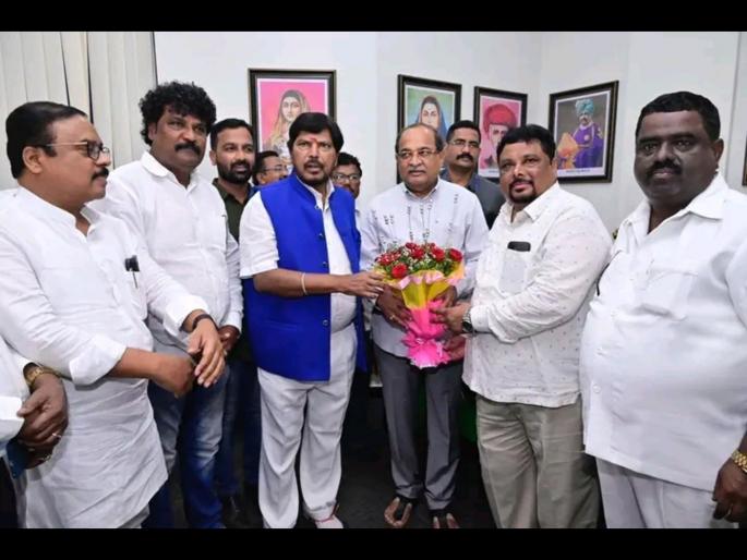 RPI will be active in the Mahayutti campaign in Shirdi and Ahmednagar South | रिपाइंची बंडाची तलवार म्यान, शिर्डी व नगर दक्षिणेतील महायुतीच्या प्रचारात सक्रिय होणार  RPI will be active in the Mahayutti campaign in Shirdi and Ahmednagar South | रिपाइंची बंडाची तलवार म्यान, शिर्डी व नगर दक्षिणेतील महायुतीच्या प्रचारात सक्रिय होणार