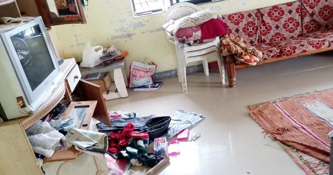 Theft of Rs 7.5 lakh by fear of knife; Incidents in the court premises in Madhya Pradesh | चाकूचा धाक दाखवून केली साडेसात लाखाची चोरी; माढ्यातील न्यायालय परिसरातील घटना Theft of Rs 7.5 lakh by fear of knife; Incidents in the court premises in Madhya Pradesh | चाकूचा धाक दाखवून केली साडेसात लाखाची चोरी; माढ्यातील न्यायालय परिसरातील घटना