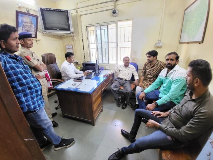 Congress workers going to Surat from Nashik detained by Gujarat Police | नाशिकहून सुरतला जाणारे काँग्रेस कार्यकर्ते गुजरात पोलिसांच्या ताब्यात Congress workers going to Surat from Nashik detained by Gujarat Police | नाशिकहून सुरतला जाणारे काँग्रेस कार्यकर्ते गुजरात पोलिसांच्या ताब्यात