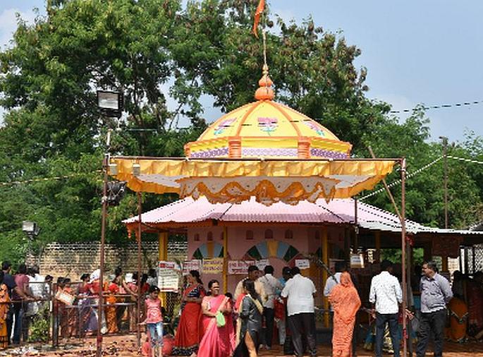The temple in Dhule is open for darshan, but closed in Shirpur | धुळ्यात मंदिर दर्शनासाठी खुले, मात्र शिरपुरातील बंद The temple in Dhule is open for darshan, but closed in Shirpur | धुळ्यात मंदिर दर्शनासाठी खुले, मात्र शिरपुरातील बंद