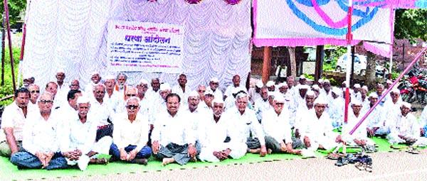 Senior citizens protest movement | ज्येष्ठ नागरिकांचे धरणे आंदोलन Senior citizens protest movement | ज्येष्ठ नागरिकांचे धरणे आंदोलन