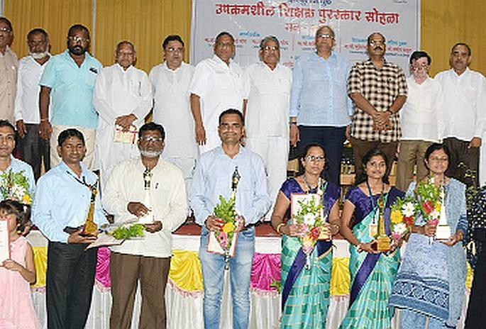 Heavy rains cause 'dry' maize crop | अतिवृष्टीमुळे ‘वाळवी’ने केला मका फस्त Heavy rains cause 'dry' maize crop | अतिवृष्टीमुळे ‘वाळवी’ने केला मका फस्त