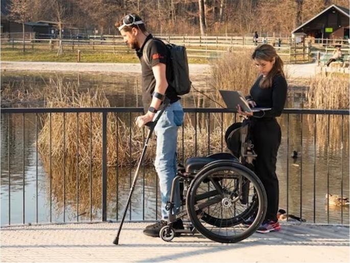 Paralysed man walking for the first time in 12 years after implants brain chips mind reading device | पॅरालिसीसमुळे 12 वर्षापासून बेडवर होता, ब्रेनमध्ये चिप लावताच धावू लागला! Paralysed man walking for the first time in 12 years after implants brain chips mind reading device | पॅरालिसीसमुळे 12 वर्षापासून बेडवर होता, ब्रेनमध्ये चिप लावताच धावू लागला!