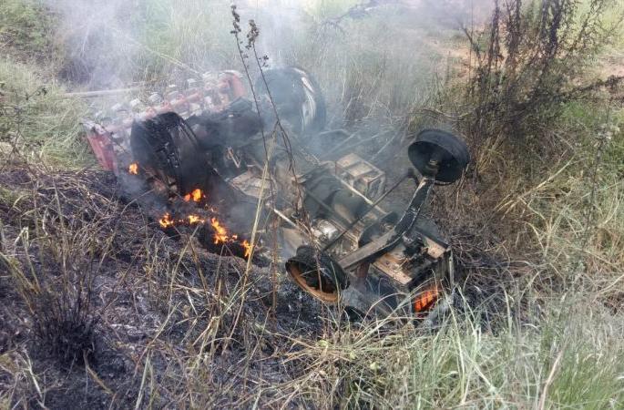 The overturned tractor caught fire; The owner and the driver died | उलटलेला ट्रॅक्टर पेटला; मालक व चालकाचा झाला कोळसा The overturned tractor caught fire; The owner and the driver died | उलटलेला ट्रॅक्टर पेटला; मालक व चालकाचा झाला कोळसा