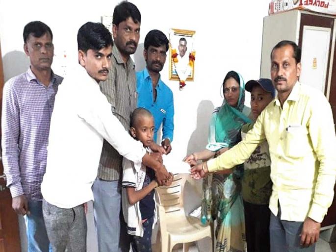 'Great job of small village'; 300 families's village give financial assistance to the martyred soldiers family | 'छोट्या गावाची मोठी कामगिरी'; ३०० उंबऱ्याच्या गावाने शहीद जवानांच्या कुटुंबीयांना केली आर्थिक मदत 