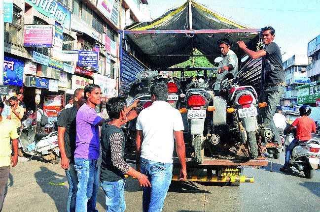 Toying 'jol' with the help of police! | पोलिसांच्या मदतीने टोइंगचा ‘झोल’ ! Toying 'jol' with the help of police! | पोलिसांच्या मदतीने टोइंगचा ‘झोल’ !