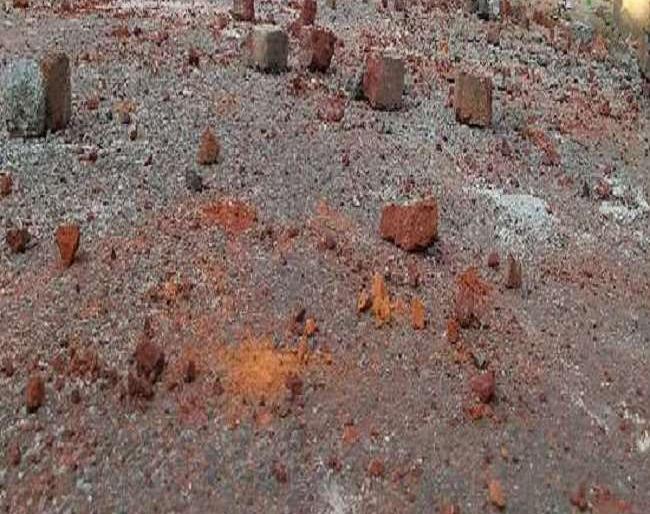 Coronavirus Lockdown: Five injured in stone pelting incident on police pda | Coronavirus Lockdown : धार्मिक सभा रोखणाऱ्या पोलिसांवर दगडफेक, पाचजण जखमी  Coronavirus Lockdown: Five injured in stone pelting incident on police pda | Coronavirus Lockdown : धार्मिक सभा रोखणाऱ्या पोलिसांवर दगडफेक, पाचजण जखमी
