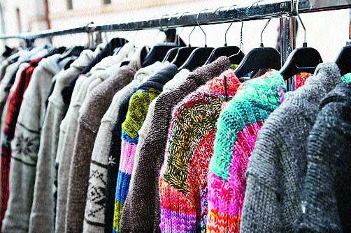 Shopping trek with Muffler for Velvet Stalls | मफलरसह मखमली स्टॉल्स खरेदीचा ट्रेण्ड Shopping trek with Muffler for Velvet Stalls | मफलरसह मखमली स्टॉल्स खरेदीचा ट्रेण्ड