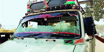 Trash burnt in Aurangabad; Disruption of vehicles | औरंगाबादमध्ये कचरा पेटला; वाहनांची तोडफोड Trash burnt in Aurangabad; Disruption of vehicles | औरंगाबादमध्ये कचरा पेटला; वाहनांची तोडफोड