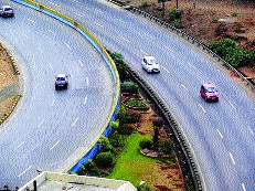 The work of the Aurangabad-Dhule highway is half | औरंगाबाद-धुळे महामार्गाचे काम अर्धे The work of the Aurangabad-Dhule highway is half | औरंगाबाद-धुळे महामार्गाचे काम अर्धे