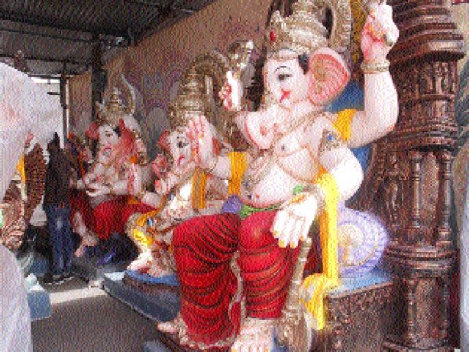 The crowd rained in the bead for the statue of Bappas | बाप्पांच्या मूर्तीसाठी बीडमध्ये पावसात गर्दी The crowd rained in the bead for the statue of Bappas | बाप्पांच्या मूर्तीसाठी बीडमध्ये पावसात गर्दी