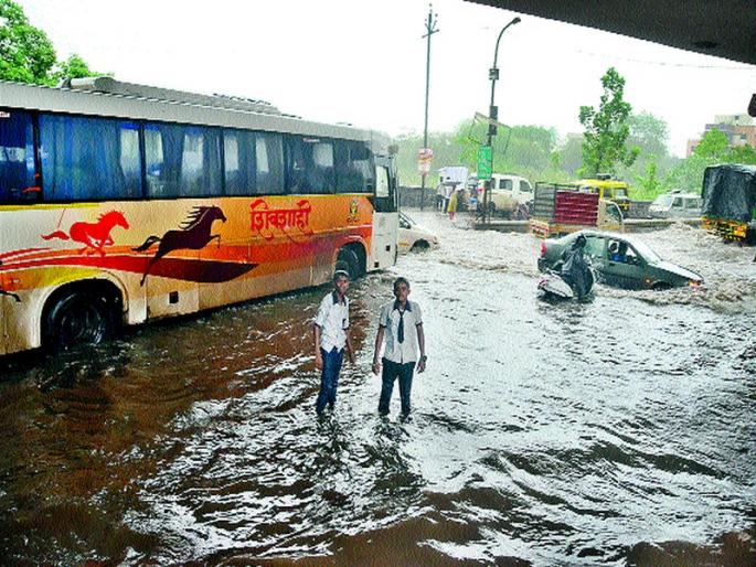 Nashik Road is overcast with rain | नाशिकरोडला पावसाने झोडपले Nashik Road is overcast with rain | नाशिकरोडला पावसाने झोडपले