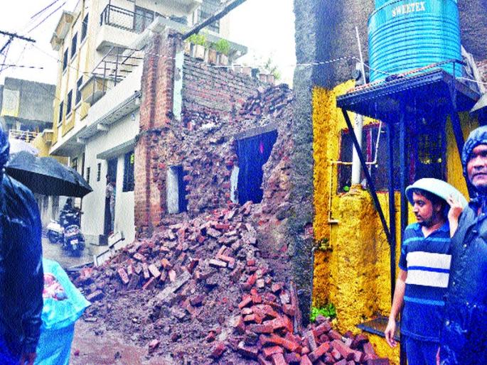 The wall of the castle collapsed | वाड्याची भिंत कोसळली  The wall of the castle collapsed | वाड्याची भिंत कोसळली