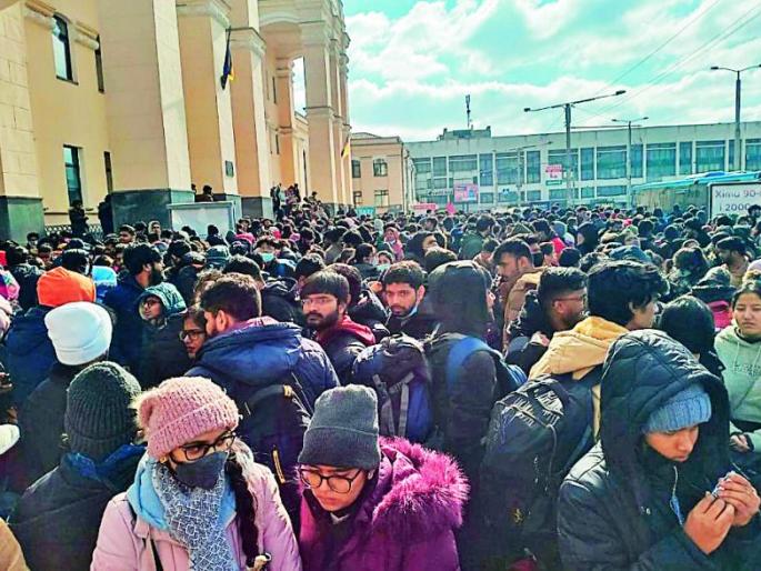 Crosses Ukraine border after 33 hours train journey! | ३३ तासांच्या रेल्वे प्रवासानंतर युक्रेनची सीमा पार! Crosses Ukraine border after 33 hours train journey! | ३३ तासांच्या रेल्वे प्रवासानंतर युक्रेनची सीमा पार!