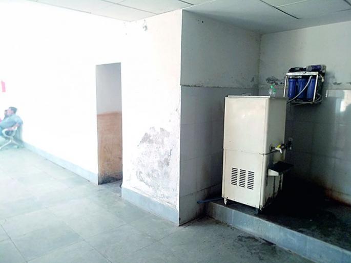 Citizens could not get cold water in hot weather in district! | तपत्या उन्हात जिल्हाकचेरीत घोटभर थंड पाणी नागरिकांना मिळेना! Citizens could not get cold water in hot weather in district! | तपत्या उन्हात जिल्हाकचेरीत घोटभर थंड पाणी नागरिकांना मिळेना!
