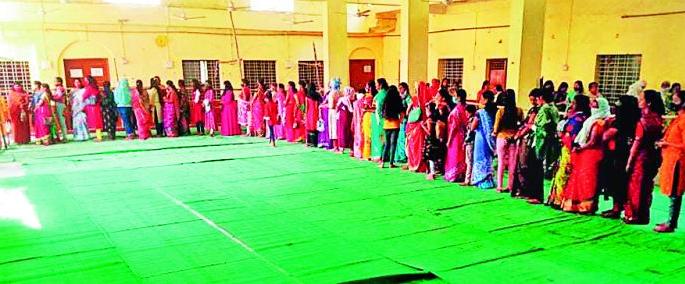 After two and a half years, Shivalaya blossomed on Mahashivaratri ... | अडीच वर्षांनंतर महाशिवरात्रीला फुलली शिवालये... After two and a half years, Shivalaya blossomed on Mahashivaratri ... | अडीच वर्षांनंतर महाशिवरात्रीला फुलली शिवालये...