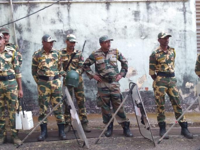 Sukhtankar committee files for refinery project in Ratnagiri, form of camp in district collectorate | रिफायनरी प्रकल्पाबाबत सुकथनकर समिती रत्नागिरीत, जिल्हाधिकारी कार्यालयाला छावणीचे रूप Sukhtankar committee files for refinery project in Ratnagiri, form of camp in district collectorate | रिफायनरी प्रकल्पाबाबत सुकथनकर समिती रत्नागिरीत, जिल्हाधिकारी कार्यालयाला छावणीचे रूप