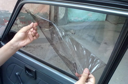 The action against the black film makers on the glasses of vehicles | वाहनांच्या काचावर काळ्या फिल्म लावणाऱ्यांवर कारवाईचा बडगा