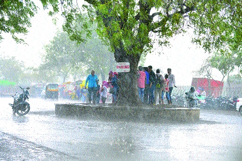 Heavy rain with Aurangabad wind storm | औरंगाबादेत वादळी वाऱ्यासह जोरदार पाऊस Heavy rain with Aurangabad wind storm | औरंगाबादेत वादळी वाऱ्यासह जोरदार पाऊस