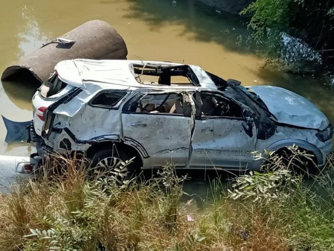 A woman tourist was killed and four others were injured in a tragic accident near Tadoba project | ताडोबा प्रकल्पालगत भीषण अपघात, एक महिला पर्यटक ठार, चार जखमी A woman tourist was killed and four others were injured in a tragic accident near Tadoba project | ताडोबा प्रकल्पालगत भीषण अपघात, एक महिला पर्यटक ठार, चार जखमी