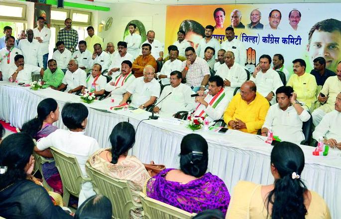 Congress's brainstorming for 'Seva Gram' | ‘सेवाग्राम’साठी काँग्रेसचे मंथन Congress's brainstorming for 'Seva Gram' | ‘सेवाग्राम’साठी काँग्रेसचे मंथन